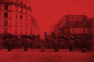 Historický záber z barikád počas parížskej komúny.