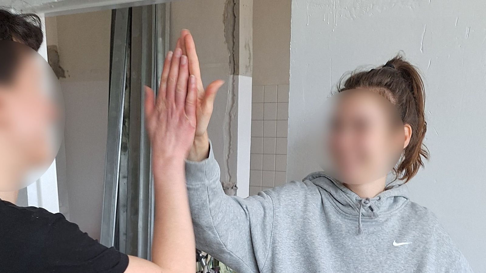 Dve osoby ktoré si dávajú high five.